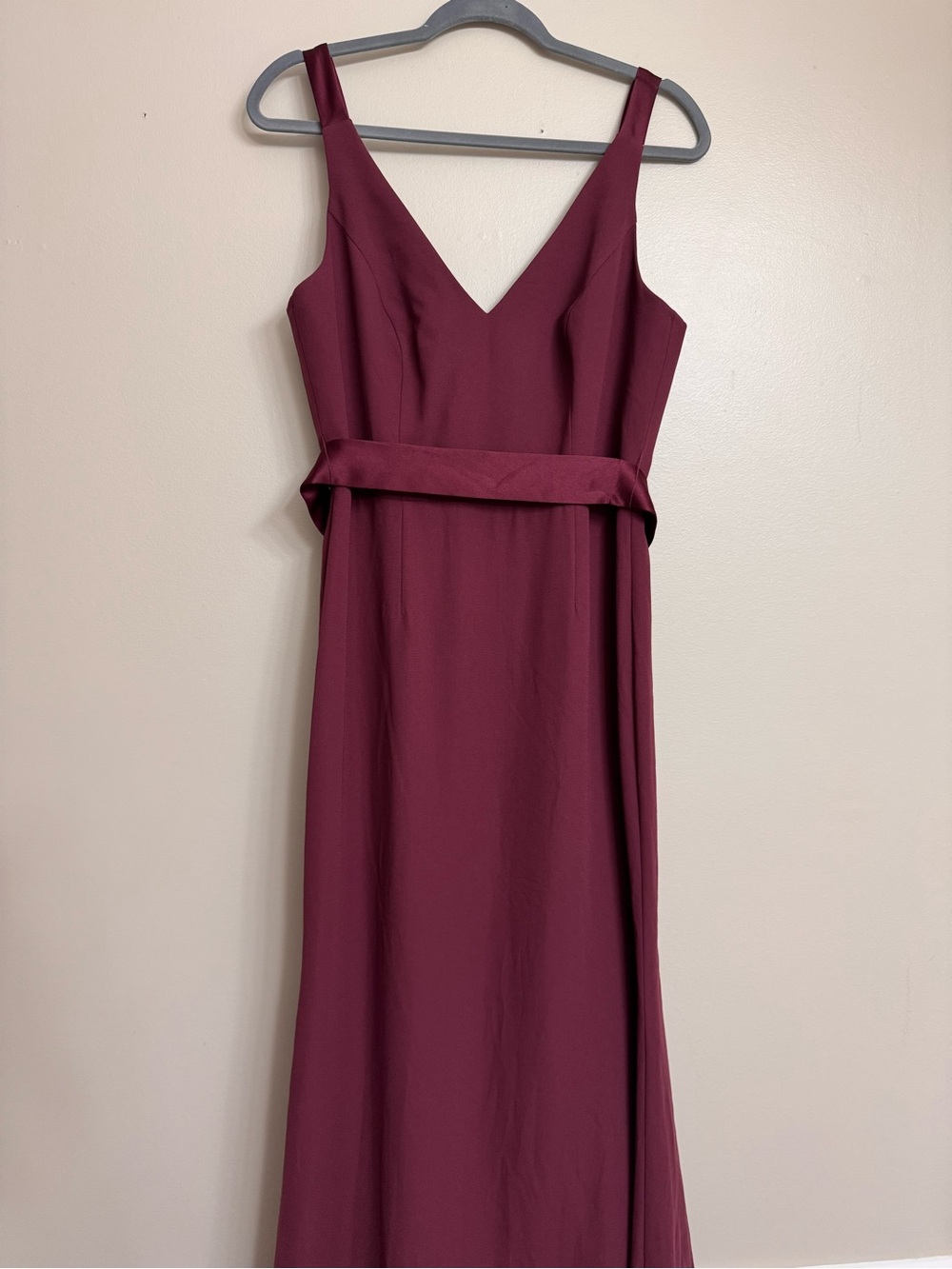 Vera Wang - V-Neck Sleeveless Gown in Burgundy